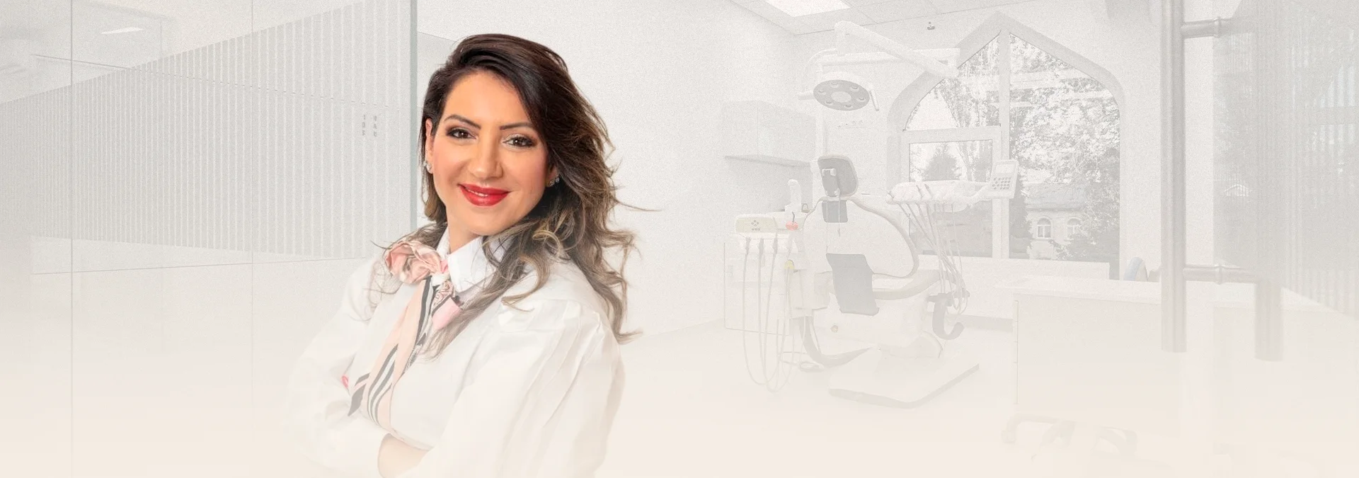 Dra. Andréa Melo sorrindo em seu consultório