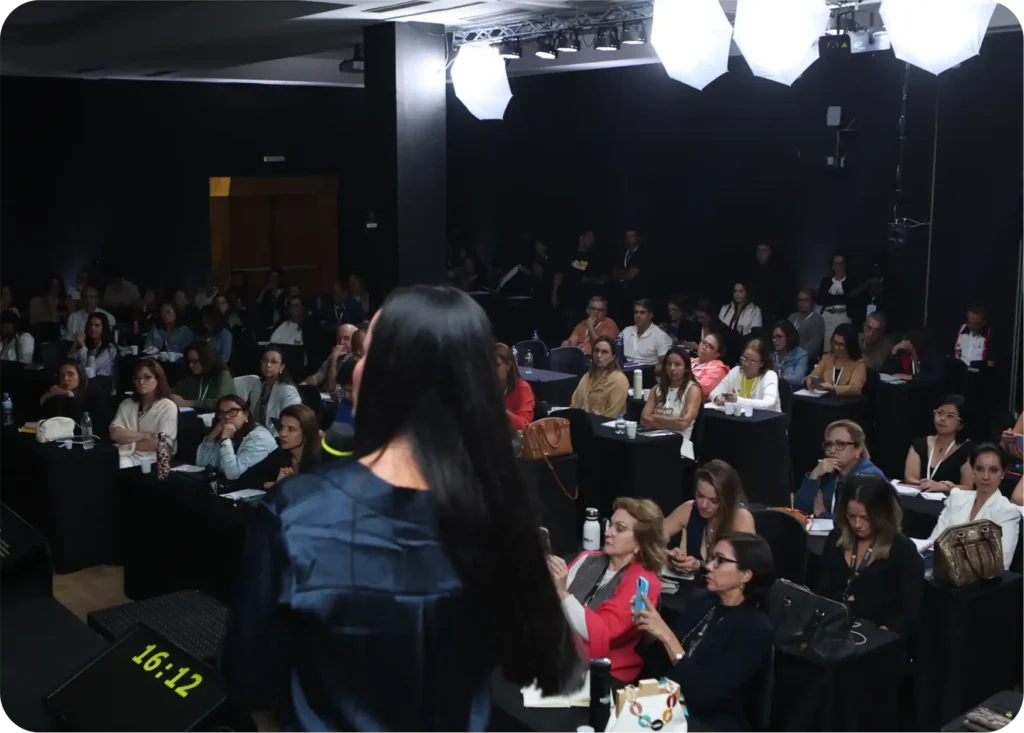Dra. Andréa Melo de frente para a turma