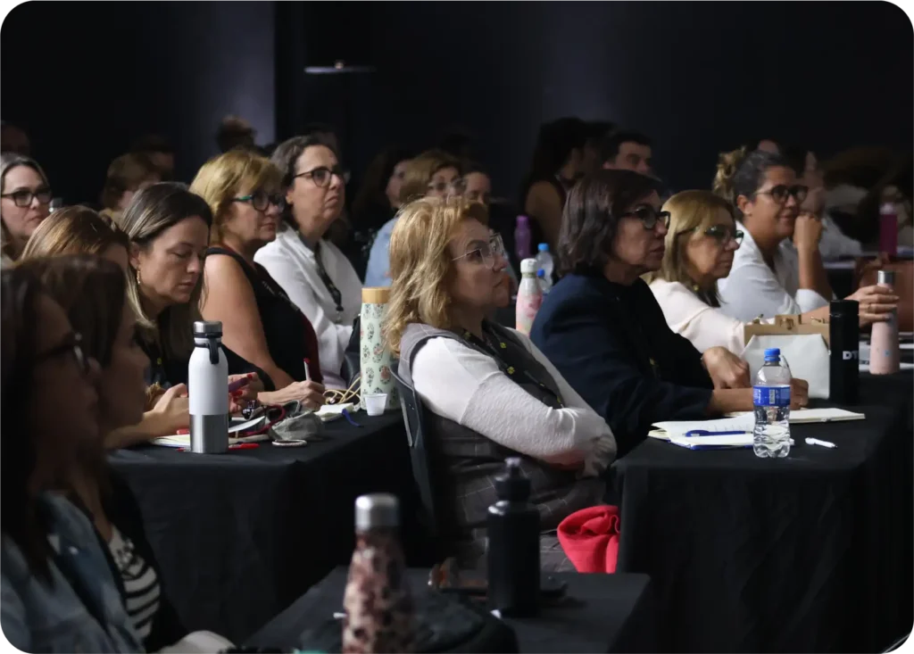 Dentistas atentos durante a aula presencial